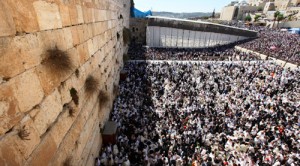more than 30,000 attende this morning Birchas Cohanimat the western wall. Photo flash 90