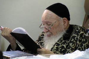 Bostoner Rebbe learning - Succos 5769 Photo:Nesanel Peterman