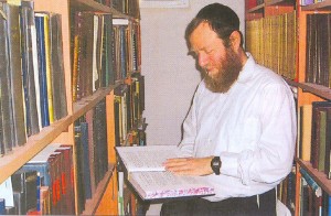 Rabbi Binyomin Shlomo Hamburger in the library of Machon Moreshes Ashkenaz[File Photo: Mishpacha Magazine]