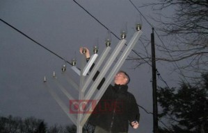 Brown lights the Chanukah Menorah in Wellesley, MA 2008 [Photo credit: Collive.com]