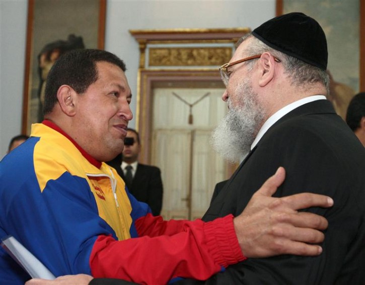 Venezuela's President Hugo Chavez (L) welcomes Jewish rabbi Isaac Cohen during a meeting with members of the Jewish community in Caracas September 16, 2010. REUTERS