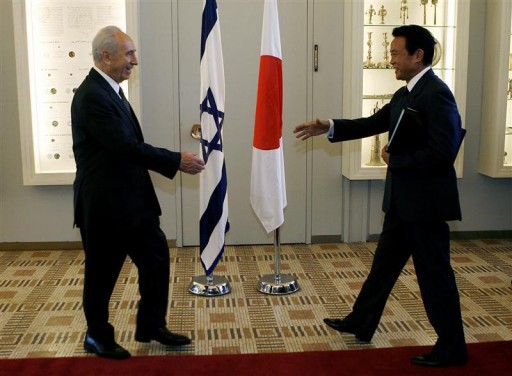 FILE - Israel's President Shimon Peres (L) meets Japan's Foreign Minister Taro Aso in Jerusalem August 13, 2007. REUTERS/Eliana Aponte 