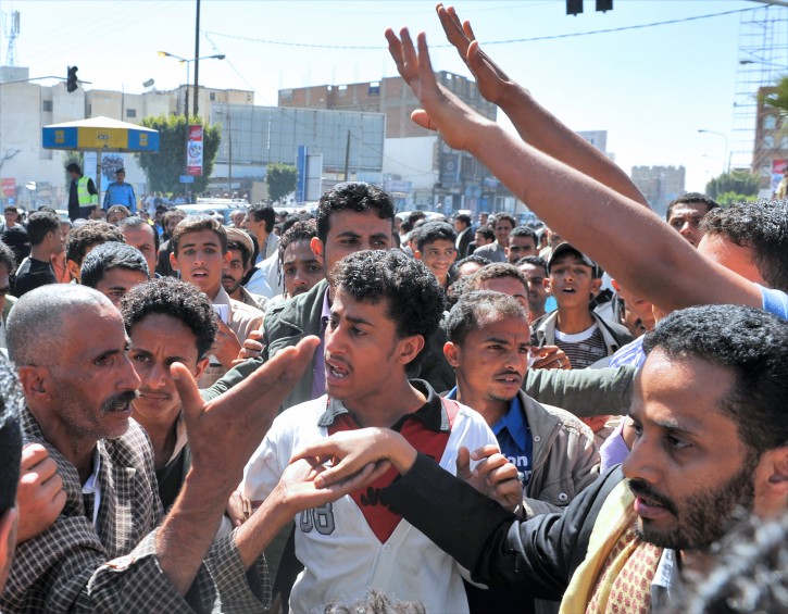 A Yemeni government supporter (L) argues with anti-regime protesters (R) during a demonstration in Sana?a, on 20 February 2011, demanding the ouster of Yemeni President Ali Abdullah Saleh. Supporters of President Saleh tried to break up a demonstration by anti-regime protesters in Sana?a as unrest entered its ninth straight day.  EPA/YAHYA ARHAB