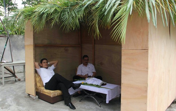 yanjo5 Baruch with his father at his Succah 2010