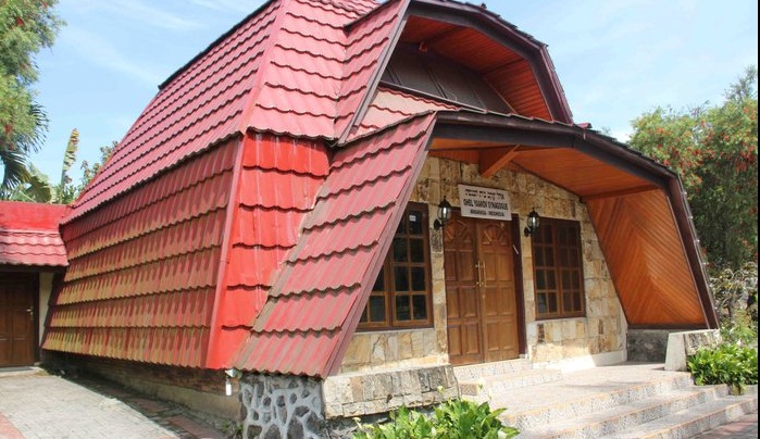 yanjo6 Outside Ohel Yaakov synagogue