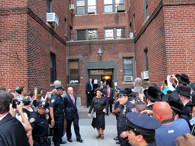 Police outside the residence of the Kletzky family, as they await the arrival of NYC Mayor Michal Blomberg, and NYC Police commissioner Raymond Kelly on July 18 2011. Photo: Eli Wohl/VIN News