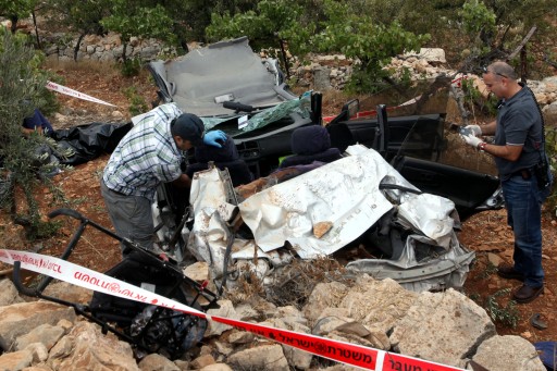 Resuce personnel at the scene of fatal car accident that killed Asher Plamer and his one year old son Yonatan near Kiryat Arba. September 23 2011.  Photo by Yossi Zamir/Flash 90 