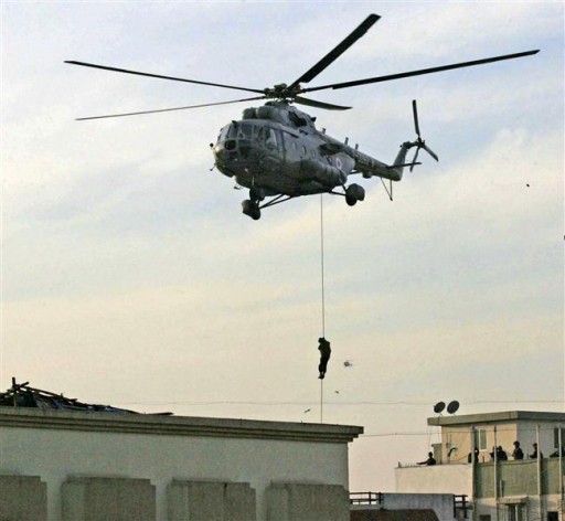 FILE - A National Security Guard (NSG) commando rappels from a helicopter near Chabad House where terrorists were hiding, in Mumbai November 28, 2008.  REUTERS/Stringer 