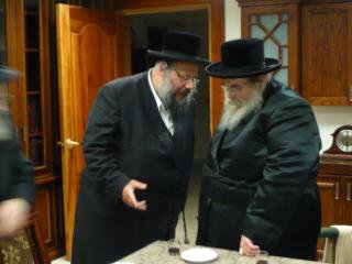 In this undated photos Rabbi Shapiro in conversation with Belze'r Rabbie.