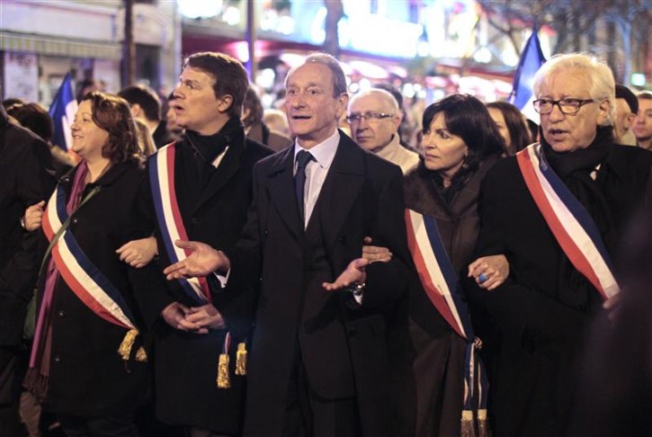 Paris Mayor Bertrand Delanoe (C) and deputy mayor Anne Hidalgo (2ndR) attend a silent march in Paris March 19, 2012 to pay tribute to the four victims killed by a gunman at a Jewish school in Toulouse on Monday. A gunman on a motorbike shot dead at least four people, including three children, outside Ozar Hatorah on Monday, just days after three soldiers were killed in similar shootings in the same area of southwest France.  REUTERS/Charles Platiau  