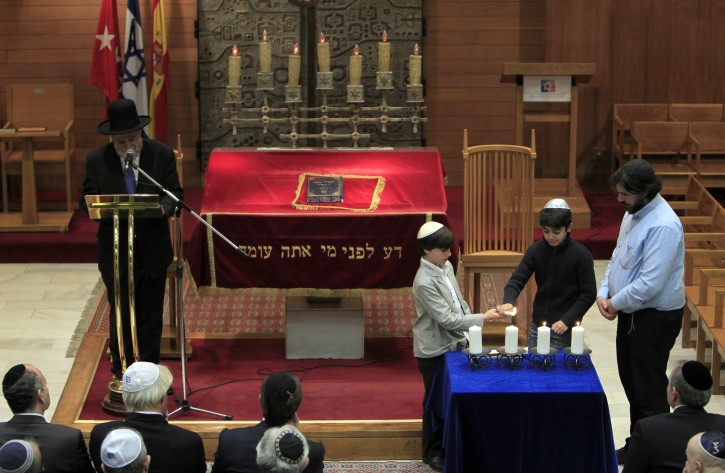 Two children light candles during a ceremony in memory of the people killed on 19 March in a shooting at a Jewish School in Toulouse, in a synagogue in Madrid, Spain, 20 March 2012. The Jewish Community in Madrid has condemned the shooting and called for measures to ensure their safety.  EPA/GUSTAVO CUEVAS