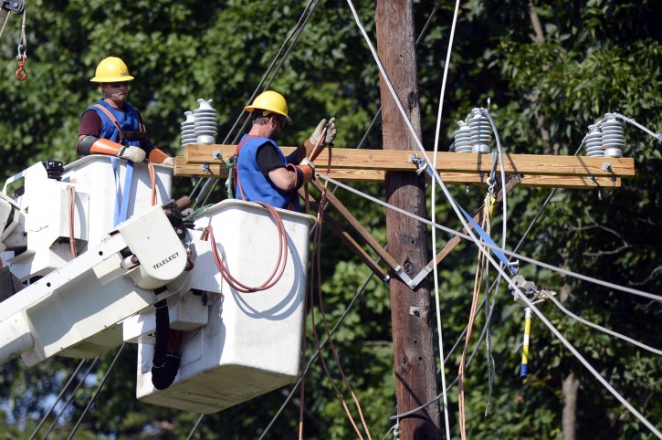 A utility crew works on power lines to restore power in Springfield, Virginia, USA, 02 July 2012. Several states declared emergencies, including Maryland, Ohio, Virginia, West Virginia and Washington DC, on 30 June due to damage from storms with hurricane force winds that stretched across a 500 mile (804 km) swath of the mid-Atlantic region.  EPA/SHAWN THEW