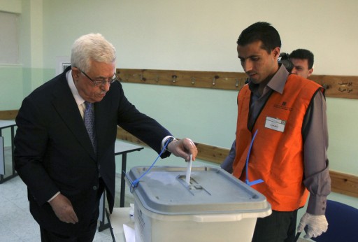 Palestinian President Mahmoud Abbas casts his vote for municipal elections at a polling station in Al-Bireh, next to the West Bank city of Ramallah, October 20, 2012.   REUTERS/Abbas Momami/Pool 