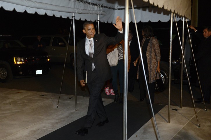 President Barack Obama (C) waves as he walks into the South Portico of the White House with the First Family, in Washington DC, USA, 07 November 2012. Obama returns to the White House for the first time since winning the 2012 US General election. EPA/MICHAEL REYNOLDS