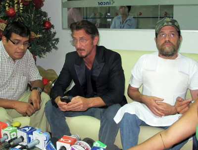 FILE - US actor Sean Penn (2-L) with US businessman Jacob Ostreicher (2-R) address a press conference in Santa Cruz, Bolivia, 12 December 2012. Ostreicher appeared last night on the Dov Hikind Radio show, where he acknowledged the actor as being a big force in helping to get him released to house arrest 