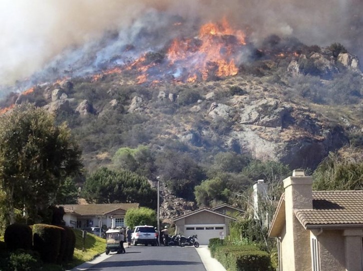 A fast moving brush fire approaches a home in the Camarillo Springs area of Ventura County, California May 2, 2013. Southern California is under a high fire alert due to high temperatures and high winds.  REUTER/Gene Blevins