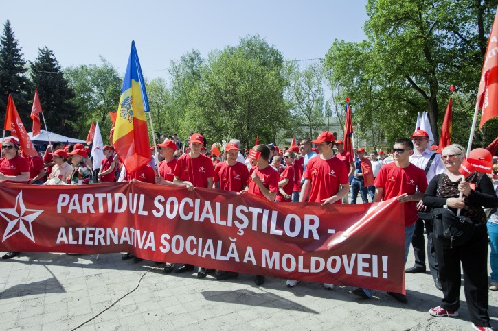  Supporters of the Socialist Party of Moldova attend a rally on the occasion of May Day in downtown Chisinau, Moldova, 01 May 2013.  EPA/DUMITRU DORU