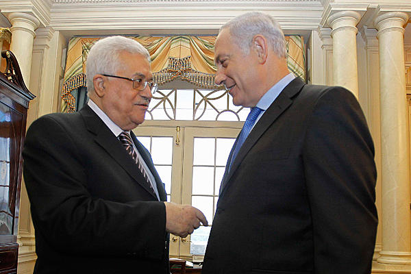 File photo of Israel's Prime Minister Benjamin Netanyahu (r.) speaks with Palestinian President Mahmoud Abbas.
Jason Reed/Reuters