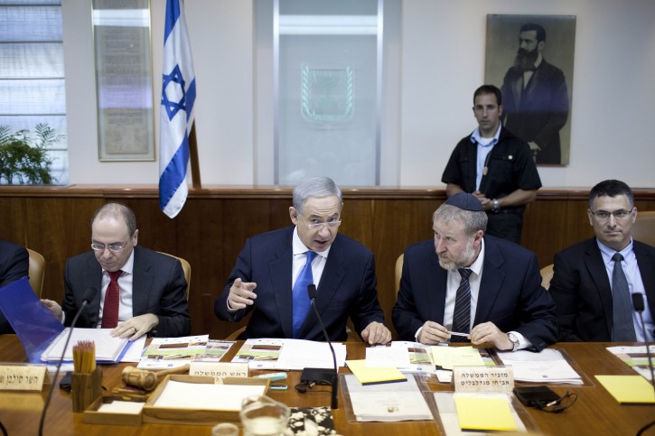 Israeli Prime Minister Benjamin Netanyahu (C) attends the weekly cabinet meeting in his Jerusalem office, Israel, 14 July 2013 . EPA/ABIR SULTAN / POOL