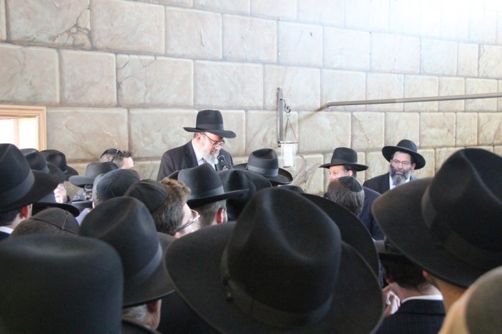 Rabbi Simcha Scholar of Chai Life line at funeral. (Photo: Shimon Gifter-VINnews.com)