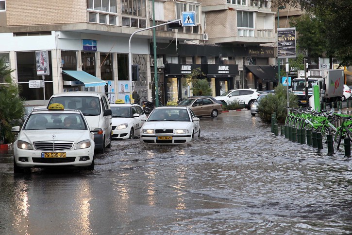 Floods in Kikar Hamedina in Tel Aviv on December 11, 2013, After a major winter storm hit Israel Tuesday evening. Photo by Gideon Markowicz/Flash90