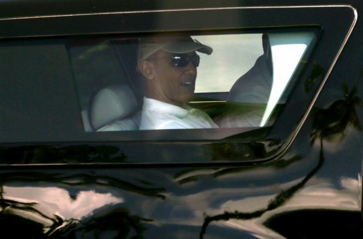 U.S. President Barack Obama departs his vacation home in Kailua, Hawaii December 21, 2013. Obama was on his way to a nearby golf course.   REUTERS/Kevin Lamarque 