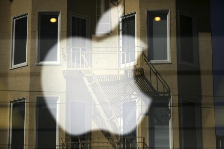 The Apple logo is pictured at a retail store in the Marina neighborhood in San Francisco, California April 23, 2014. The company is set to announce its first quarter earnings. REUTERS/Robert Galbraith  
