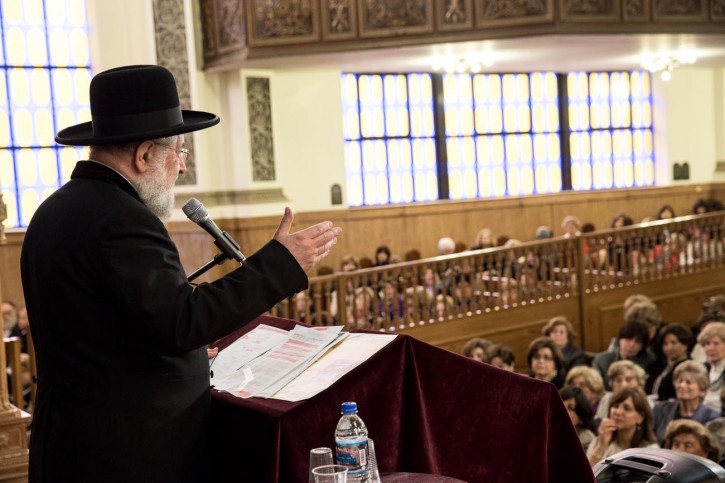 Former chief rabbi of Israel Rabbi Yisroel Meir Lau addressing Hundreds of Holocaust survivors and their descendants on May 15, 2014 at Temple Beth El in Borough Park (Photo and Video Credit Dov Lenchevsky) 