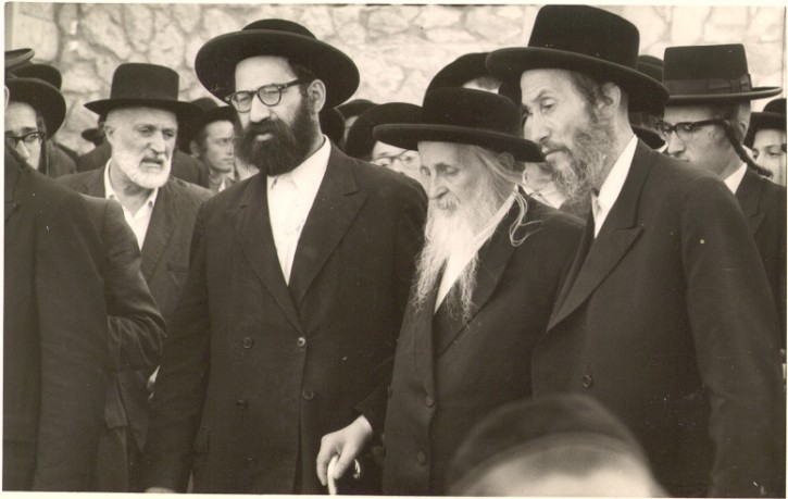 (L-R)  Gabbi Reb Ezriel Glick, Great Grand Satmar Rebbe Rabbi Joel Teitelbaum, Gabbi Reb Yosef Ahskanzi.