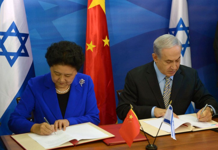 A handout photograph provided by the Israeli Government Press Office shows Chinese Vice Prime Minister Liu Yandong (L) an Israeli Prime Minister Benjamin Netanyahu (R), signing bilateral agreements during their meeting in Jerusalem, Israel, 19 May 2014.  EPA/AMOS BEN GERSHOM / HANDOUT  