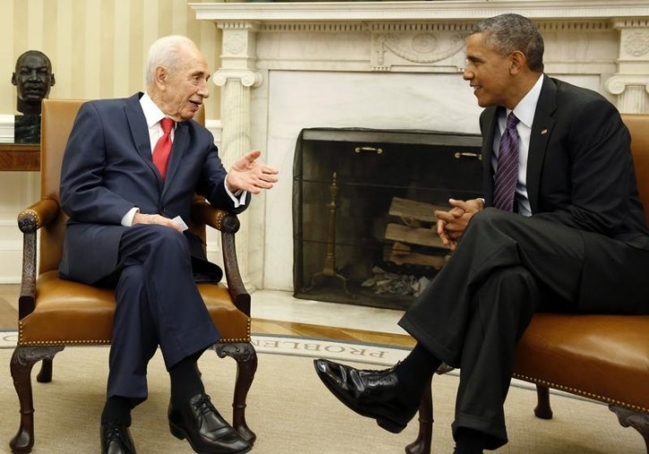 U.S. President Barack Obama listens in a meeting with Israeli President Shimon Peres in the Oval Office of the White House in Washington, June 25, 2014.     REUTERS/Larry Downing  