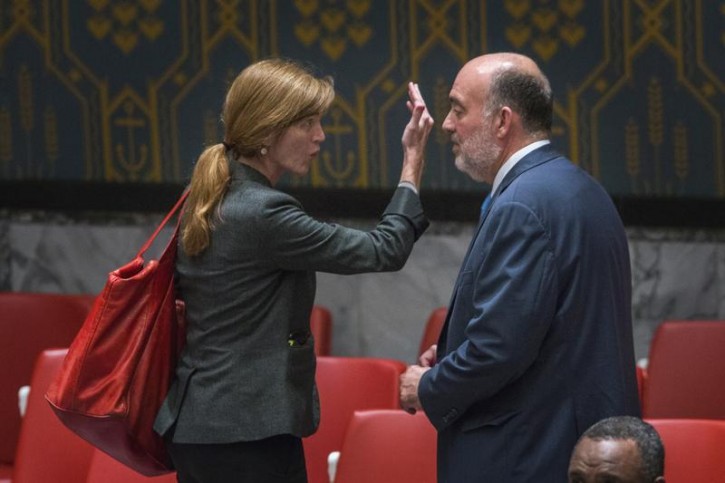 Israel's U.N. Ambassador Ron Prosor speaks with U.S. Ambassador to the United Nations Samantha Power before a midnight meeting of the U.N. Security Council at the U.N. headquarters in New York July 28, 2014. The U.N. Security Council agreed on a statement on Sunday urging Israel, Palestinians and Islamist Hamas militants to implement a humanitarian truce beyond the Muslim holiday of Eid al-Fitr and engage in efforts to achieve a durable ceasefire.  REUTERS/Lucas Jackson 