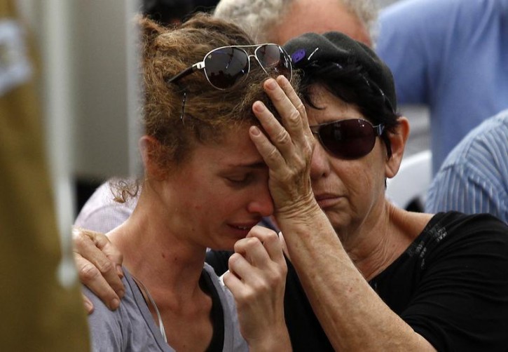 Edna (L), the fiancee of Israeli soldier Lieutenant Hadar Goldin, mourns during his funeral in Kfar Saba, near Tel Aviv August 3, 2014.  Reuters