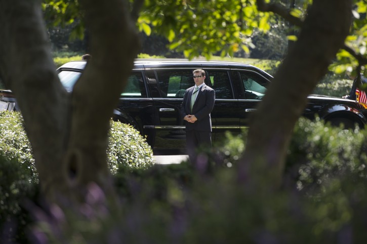 A member of the US Secret Service stands beside a limousine in US President Barack Obama's motorcade on the South Drive of the White House during a meeting between Obama and Prime Minister Narendra Modi of India in the Oval Office of the White House, in Washington DC, USA, 30 September 2014.  EPA/MICHAEL REYNOLDS