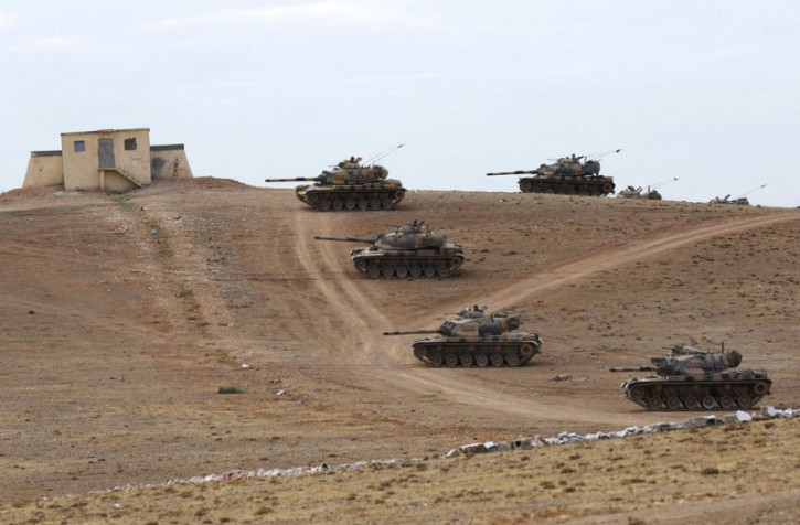 Turkish tanks and armoured vehicles take up positions on hills overlooking the besieged Syrian border town of Kobani as shelling by Islamic State insurgents intensified and stray fire hit Turkish soil, 30 September 2014. Picture: REUTERS/Murad Sezer
