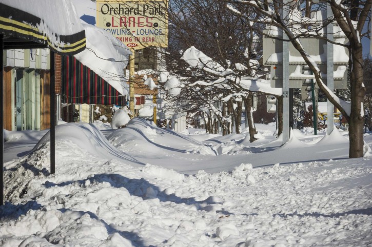 Heavy snowfall is seen in Buffalo, New York, November 21, 2014. REUTERS/Aaron Ingrao