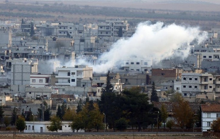 A view shows smoke raising from an eastern Kobani neighbourhood, damaged by fighting between Islamic State militants and Kurdish forces, November 20, 2014. REUTERS