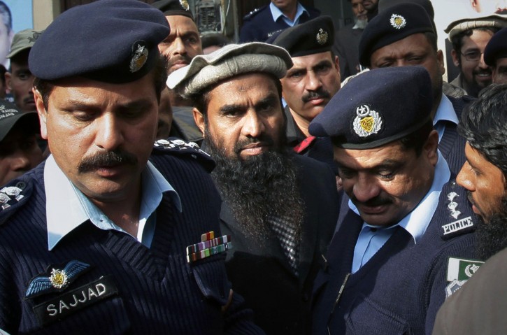 Pakistani police officers escort Zaki-ur-Rahman Lakhvi, center, the main sispect in the Mumbai terror attacks in 2008, after his court appearance in Islamabad, Pakistan, Tuesday, Dec 30, 2014. Pakistani police have rearrested Lakhvi, officials said Tuesday, quashing expectations that he might be soon freed. (AP Photo/Anjum Naveed)