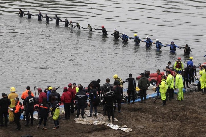 Emergency personnel conduct search operations in the water near the site of the crashed TransAsia Airways plane Flight GE235 in New Taipei City February 6, 2015. REUTERS