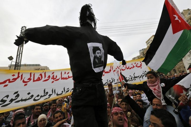 Jordanian protesters carry an effigy of leader of the militant Islamic State Abu Bakr al-Baghdadi, during a march after Friday prayers in downtown Amman February 6, 2015.  REUTERS/Muhammad Hamed