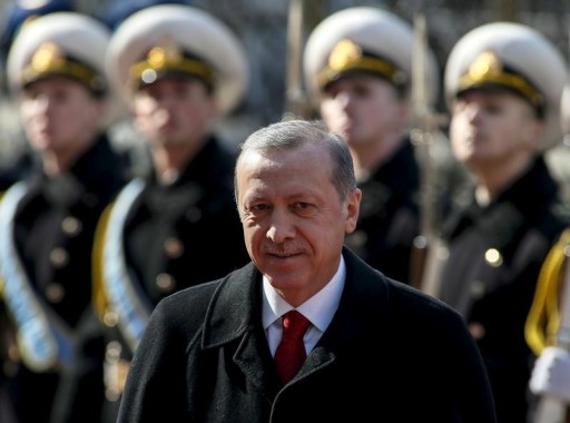 Turkey's President Tayyip Erdogan takes part in a welcoming ceremony in Kiev March 20, 2015.  REUTERS/Gleb Garanich 