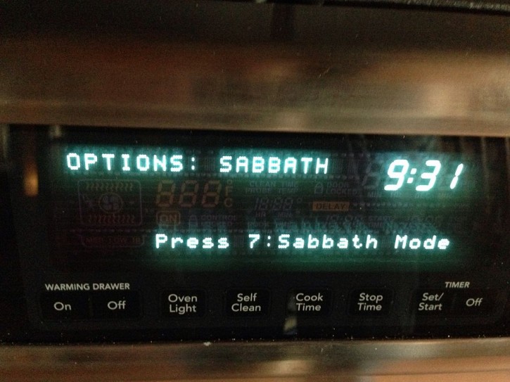 Sabbath mode on an oven (RyanIsHungry via Wikimedia Commons)