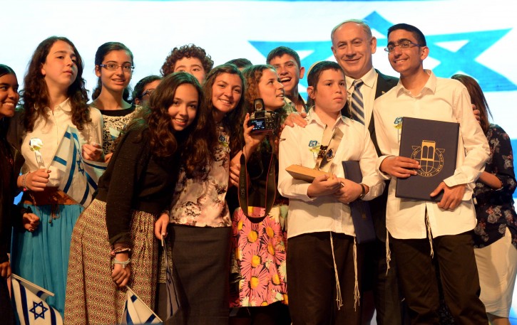 Eyal Itzhak, the winner of the annual Bible Quiz held at the Jerusalem Theatre on Israel's Independence Day, recieves his prize from Prime Minister Benjamin Netanyahu on April 23, 2015. Photo by Haim Zach / GPO