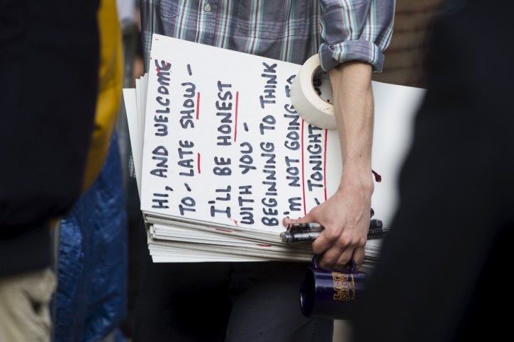 A man carries a cue card for David letterman outside the Ed Sullivan Theater in Manhattan after the taping of tonight's final edition of "The Late Show" with David Letterman in New York May 20, 2015.  REUTERS/Lucas Jackson