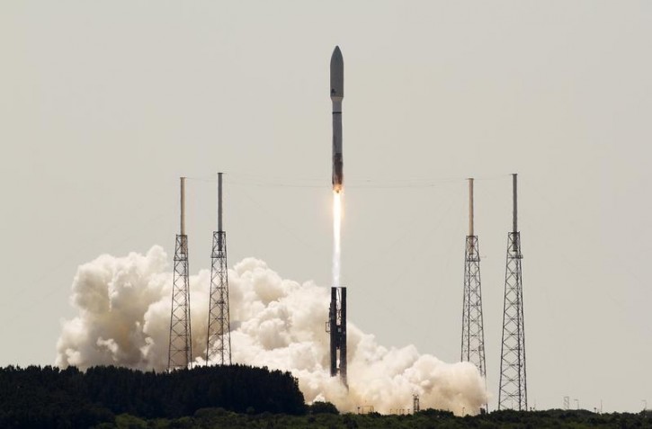 United Launch Alliance launches an Atlas V rocket with an United States Air Force OTV-4  onboard from Cape Canaveral Air Force Station, Florida, May 20, 2015. An unmanned Atlas 5 rocket blasted off from Cape Canaveral Air Force Station on Wednesday to put a mostly classified experimental space plane into orbit for the U.S. military.  REUTERS/Michael Brown 