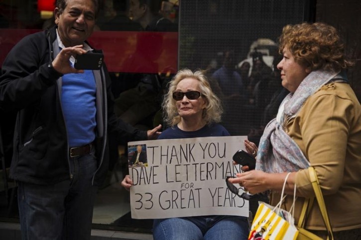 A fan holds up sign thanking David Letterman outside of Ed Sullivan Theater in Manhattan as Letterman prepares for the taping of tonight's final edition of "The Late Show" in New York May 20, 2015. REUTERS/Lucas Jackson