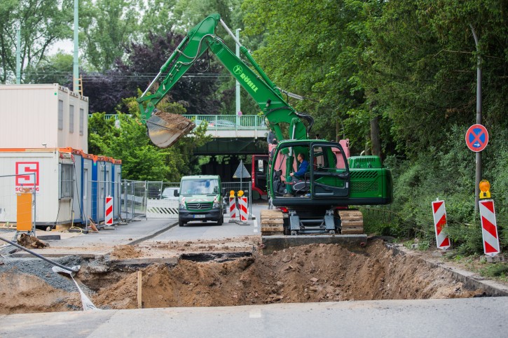 A excavator at work at the location of a WWII one-tonne bomb near the Muelheim bridge in Cologne, Germany, 27 May 2015. About 20,000 people were forced to leave their homes while the bomb was made safe.  EPA/ROLF VENNENBERND