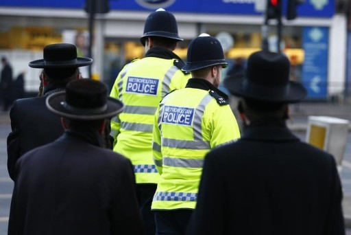 FILE - Members of the Jewish community cross the road in north London January 20, 2015.REUTERS