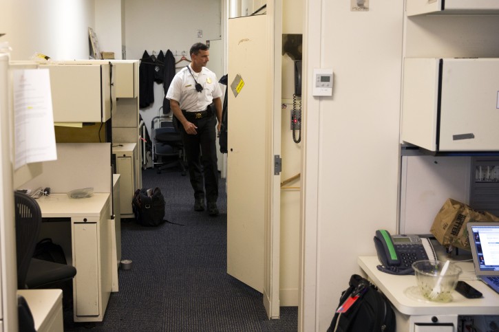 A Secret Service police officer walks in the press area of the White House in Washington, Tuesday, June 9, 2015, during an evacuation of parts of the White House. (AP Photo/Evan Vucci)