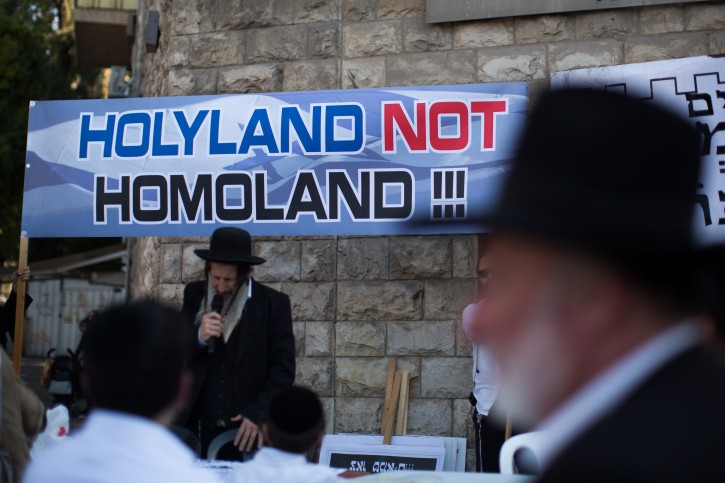 Ultra-Orthodox Jews protest in the Mea Shearim neighbourhood of Jerusalem against the annual Jerusalem pride parade. July 30, 2015.  Photo by Yonatan Sindel /Flash 90
